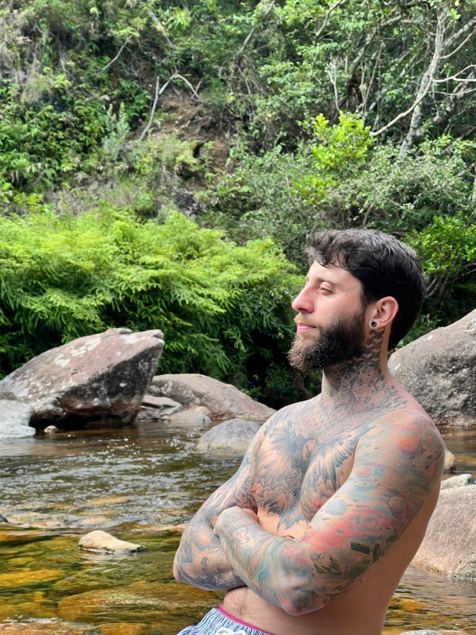 Criador da jornada em contemplação ao lado de um rio